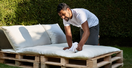 Nettoyer des coussins de salon de jardin à Rouen